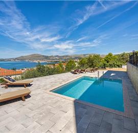 2 bedroom apartment with pool in Okrug Gornji on Ciovo Island, sleeps 6